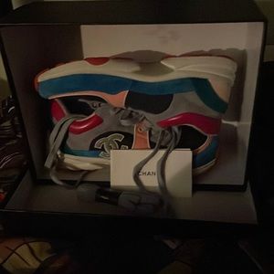 Good condition worn twice still have card and extra laces